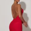 Femi rynkad rygglös bodycon-miniklänning i rött Femi rynkad rygglös bodycon-miniklänning i rött