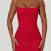 Femi rynkad rygglös bodycon-miniklänning i rött Femi rynkad rygglös bodycon-miniklänning i rött