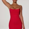 Femi rynkad rygglös bodycon-miniklänning i rött Femi rynkad rygglös bodycon-miniklänning i rött
