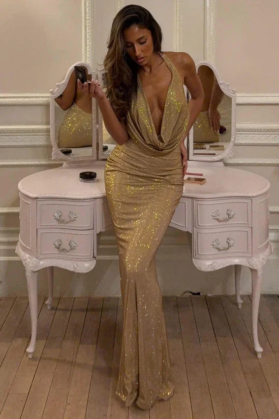 Feyre Embellished Cowl-Neck Backless Gown i guld Feyre Embellished Cowl-Neck Backless Gown i guld