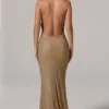 Feyre Embellished Cowl-Neck Backless Gown i guld Feyre Embellished Cowl-Neck Backless Gown i guld