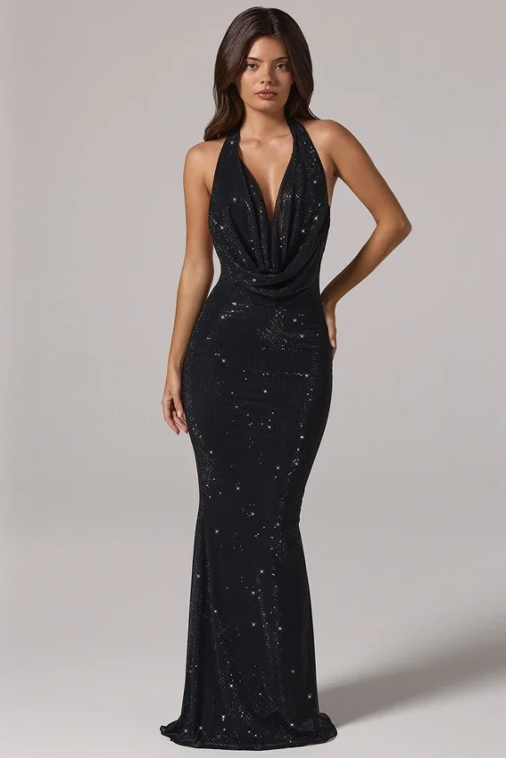 Feyre Embellished Cowl-Neck Backless Gown i svart Feyre Embellished Cowl-Neck Backless Gown i svart