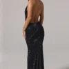 Feyre Embellished Cowl-Neck Backless Gown i svart Feyre Embellished Cowl-Neck Backless Gown i svart