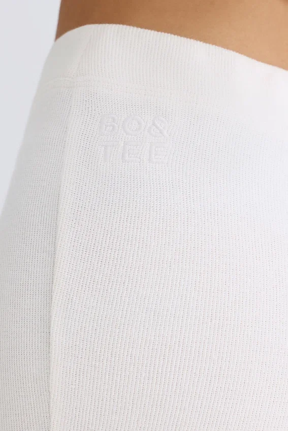 Fladdrande byxor i texturerad bomullsjersey i vitt Fladdrande byxor i texturerad bomullsjersey i vitt