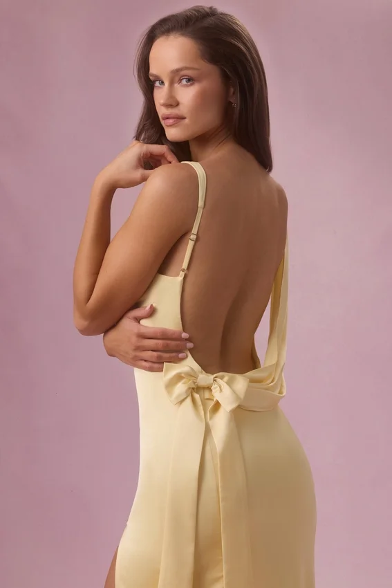 Florienne satin-draperad brudtärneklänning i smörgul Florienne satin-draperad brudtärneklänning i smörgul