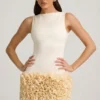 Florrie miniklänning i satin med blommiga applikationer och öppen rygg i färgen ivory Florrie miniklänning i satin med blommiga applikationer och öppen rygg i färgen ivory