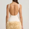 Florrie miniklänning i satin med blommiga applikationer och öppen rygg i färgen ivory Florrie miniklänning i satin med blommiga applikationer och öppen rygg i färgen ivory