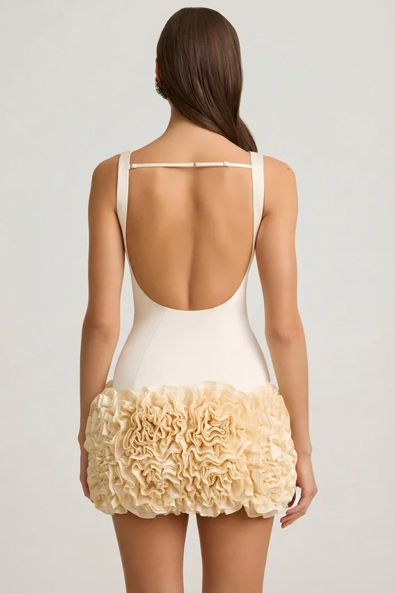 Florrie miniklänning i satin med blommiga applikationer och öppen rygg i färgen ivory Florrie miniklänning i satin med blommiga applikationer och öppen rygg i färgen ivory