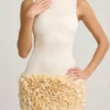 Florrie miniklänning i satin med blommiga applikationer och öppen rygg i färgen ivory Florrie miniklänning i satin med blommiga applikationer och öppen rygg i färgen ivory