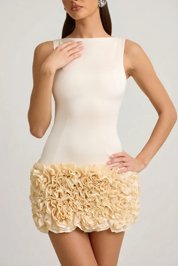 Florrie miniklänning i satin med blommiga applikationer och öppen rygg i färgen ivory Florrie miniklänning i satin med blommiga applikationer och öppen rygg i färgen ivory
