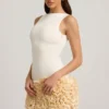 Florrie miniklänning i satin med blommiga applikationer och öppen rygg i färgen ivory Florrie miniklänning i satin med blommiga applikationer och öppen rygg i färgen ivory