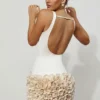 Florrie miniklänning i satin med blommiga applikationer och öppen rygg i färgen ivory Florrie miniklänning i satin med blommiga applikationer och öppen rygg i färgen ivory