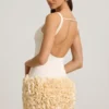 Florrie miniklänning i satin med blommiga applikationer och öppen rygg i färgen ivory Florrie miniklänning i satin med blommiga applikationer och öppen rygg i färgen ivory