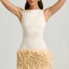 Florrie miniklänning i satin med blommiga applikationer och öppen rygg i färgen ivory Florrie miniklänning i satin med blommiga applikationer och öppen rygg i färgen ivory