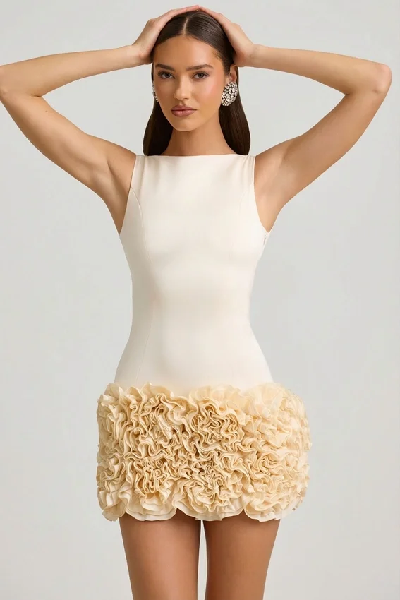 Florrie miniklänning i satin med blommiga applikationer och öppen rygg i färgen ivory Florrie miniklänning i satin med blommiga applikationer och öppen rygg i färgen ivory