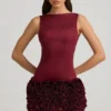 Florrie miniklänning i satin med blommiga applikationer och öppen rygg i vinrött Florrie miniklänning i satin med blommiga applikationer och öppen rygg i vinrött