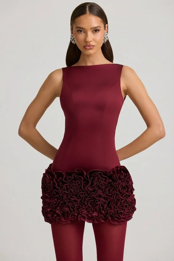 Florrie miniklänning i satin med blommiga applikationer och öppen rygg i vinrött Florrie miniklänning i satin med blommiga applikationer och öppen rygg i vinrött