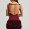 Florrie miniklänning i satin med blommiga applikationer och öppen rygg i vinrött Florrie miniklänning i satin med blommiga applikationer och öppen rygg i vinrött