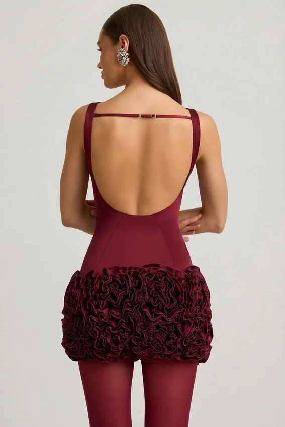 Florrie miniklänning i satin med blommiga applikationer och öppen rygg i vinrött Florrie miniklänning i satin med blommiga applikationer och öppen rygg i vinrött