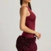 Florrie miniklänning i satin med blommiga applikationer och öppen rygg i vinrött Florrie miniklänning i satin med blommiga applikationer och öppen rygg i vinrött