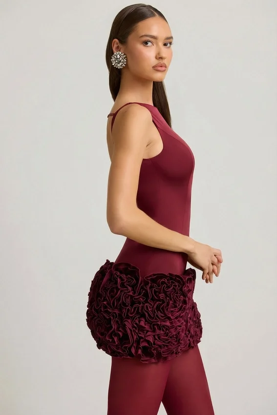 Florrie miniklänning i satin med blommiga applikationer och öppen rygg i vinrött Florrie miniklänning i satin med blommiga applikationer och öppen rygg i vinrött