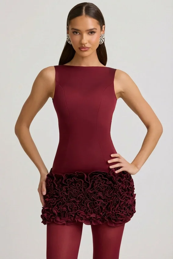 Florrie miniklänning i satin med blommiga applikationer och öppen rygg i vinrött Florrie miniklänning i satin med blommiga applikationer och öppen rygg i vinrött