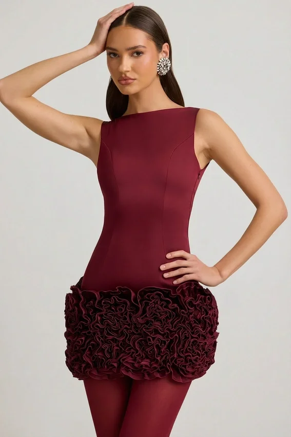 Florrie miniklänning i satin med blommiga applikationer och öppen rygg i vinrött Florrie miniklänning i satin med blommiga applikationer och öppen rygg i vinrött