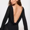 Frances Sheer Jersey Long-Sleeve Backless Maxiklänning i svart Frances Sheer Jersey Long-Sleeve Backless Maxiklänning i svart