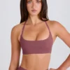 Fyrvägsstretchig sport-BH med rund halsringning och halterneck i Acai Fyrvägsstretchig sport-BH med rund halsringning och halterneck i Acai