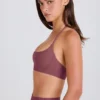 Fyrvägsstretchig sport-BH med rund halsringning och halterneck i Acai Fyrvägsstretchig sport-BH med rund halsringning och halterneck i Acai