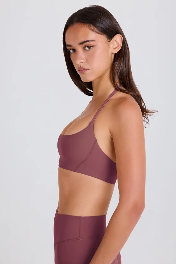 Fyrvägsstretchig sport-BH med rund halsringning och halterneck i Acai Fyrvägsstretchig sport-BH med rund halsringning och halterneck i Acai