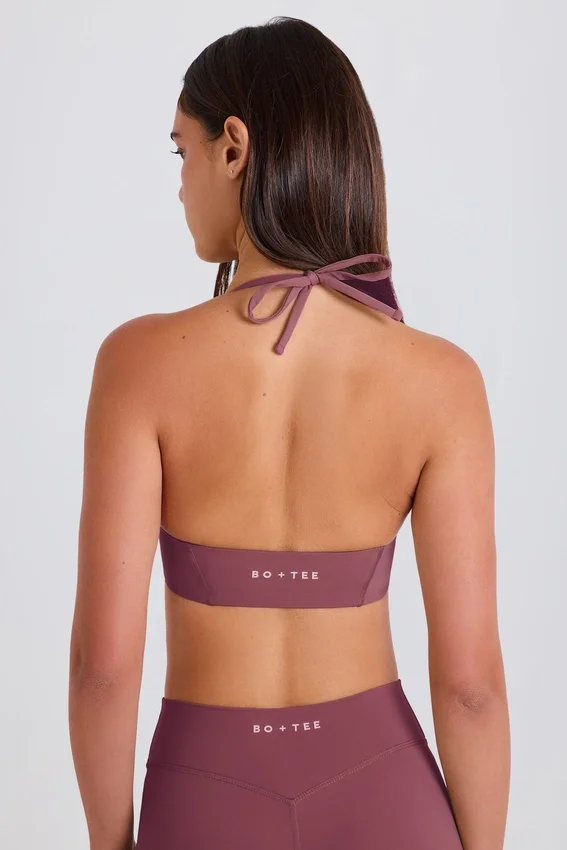 Fyrvägsstretchig sport-BH med rund halsringning och halterneck i Acai Fyrvägsstretchig sport-BH med rund halsringning och halterneck i Acai