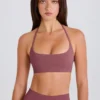 Fyrvägsstretchig sport-BH med rund halsringning och halterneck i Acai Fyrvägsstretchig sport-BH med rund halsringning och halterneck i Acai