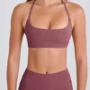 Fyrvägsstretchig sport-BH med rund halsringning och halterneck i Acai Fyrvägsstretchig sport-BH med rund halsringning och halterneck i Acai