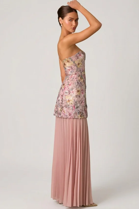 Galia Embellished Convertible Lace-Up Gown i blommigt rosa Galia Embellished Convertible Lace-Up Gown i blommigt rosa