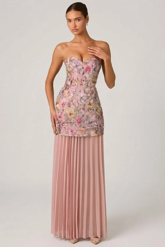 Galia Embellished Convertible Lace-Up Gown i blommigt rosa Galia Embellished Convertible Lace-Up Gown i blommigt rosa