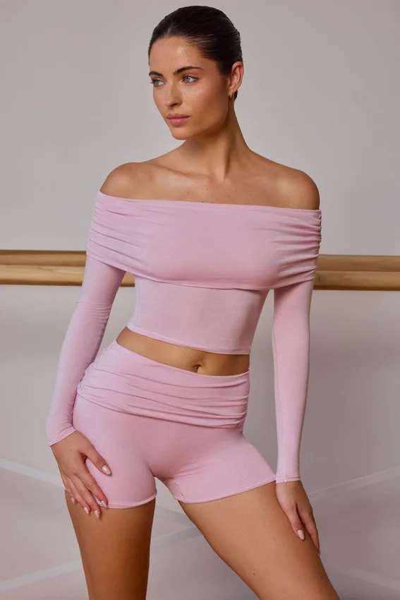 Genomskinlig off-shoulder-top med långa ärmar i mjukrosa Genomskinlig off-shoulder-top med långa ärmar i mjukrosa