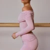 Genomskinlig off-shoulder-top med långa ärmar i mjukrosa Genomskinlig off-shoulder-top med långa ärmar i mjukrosa