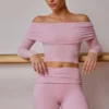 Genomskinlig off-shoulder-top med långa ärmar i mjukrosa Genomskinlig off-shoulder-top med långa ärmar i mjukrosa