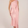 Giada Midaxi-klänning med scarf-detaljer i Blush Pink Giada Midaxi-klänning med scarf-detaljer i Blush Pink