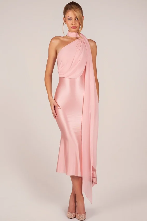 Giada Midaxi-klänning med scarf-detaljer i Blush Pink Giada Midaxi-klänning med scarf-detaljer i Blush Pink