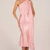Giada Midaxi-klänning med scarf-detaljer i Blush Pink Giada Midaxi-klänning med scarf-detaljer i Blush Pink