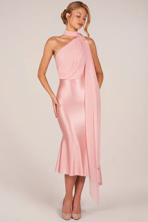 Giada Midaxi-klänning med scarf-detaljer i Blush Pink Giada Midaxi-klänning med scarf-detaljer i Blush Pink