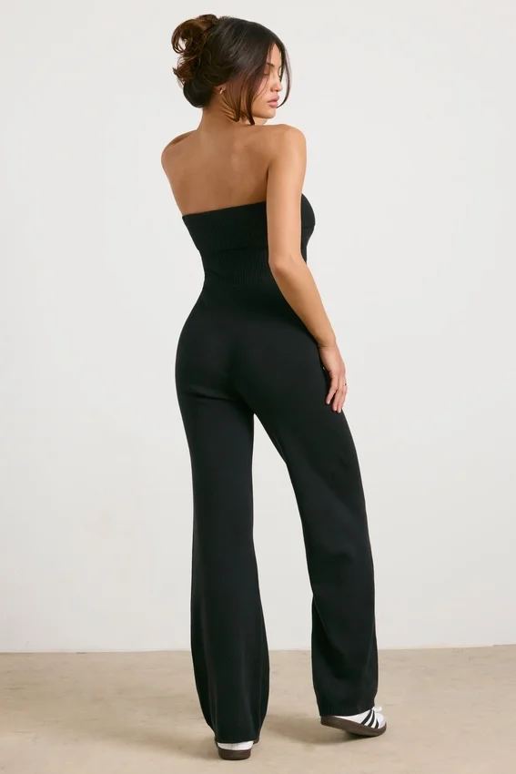 Grovstickad bandeau-jumpsuit med utsvängda ben i svart Grovstickad bandeau-jumpsuit med utsvängda ben i svart