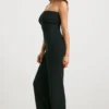 Grovstickad bandeau-jumpsuit med utsvängda ben i svart Grovstickad bandeau-jumpsuit med utsvängda ben i svart