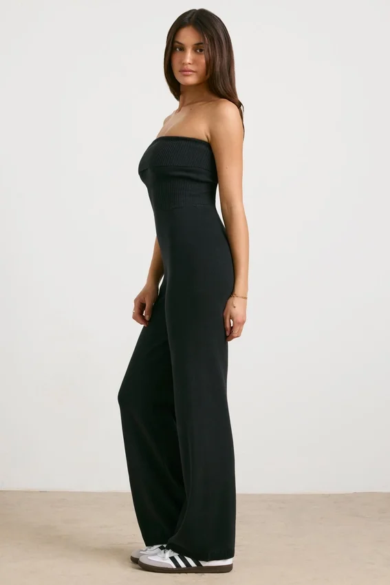 Grovstickad bandeau-jumpsuit med utsvängda ben i svart Grovstickad bandeau-jumpsuit med utsvängda ben i svart