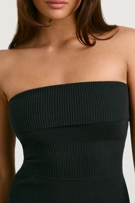 Grovstickad bandeau-jumpsuit med utsvängda ben i svart Grovstickad bandeau-jumpsuit med utsvängda ben i svart