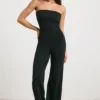 Grovstickad bandeau-jumpsuit med utsvängda ben i svart Grovstickad bandeau-jumpsuit med utsvängda ben i svart