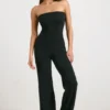 Grovstickad bandeau-jumpsuit med utsvängda ben i svart Grovstickad bandeau-jumpsuit med utsvängda ben i svart