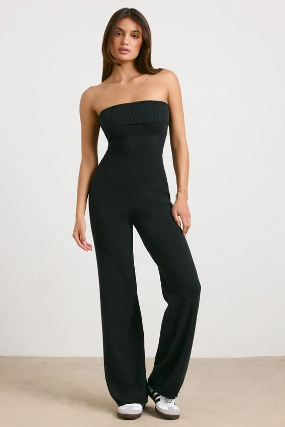 Grovstickad bandeau-jumpsuit med utsvängda ben i svart Grovstickad bandeau-jumpsuit med utsvängda ben i svart